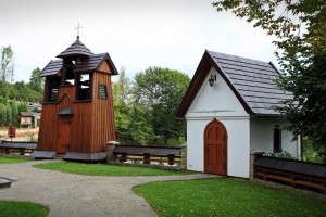 Dzwonnica przy kościele w Chronowie