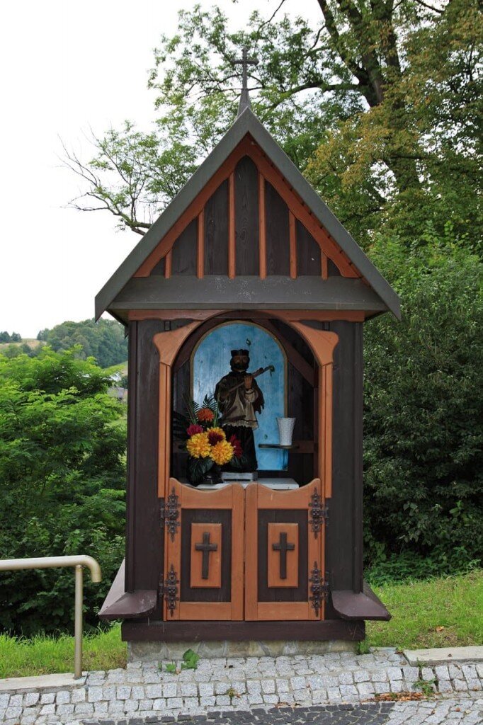 Drewniana kapliczka św. Jana Nepomucena