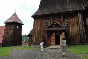 Wejście do kościoła i dzwonnica