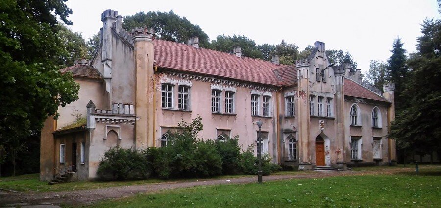 Pałac Dąmbskich = Wojnicz