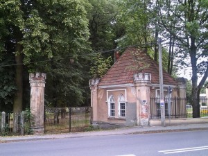 Dozorcówka z dawną bramą wjazdową