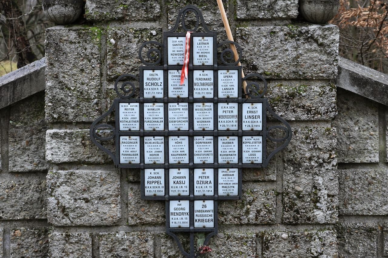 Cmentarz wojskowy w Dołach