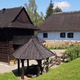Skansen w Dobczycach z Domem Pogrzebowym