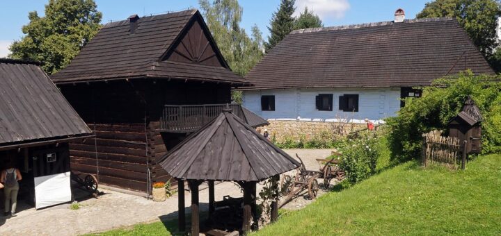 Skansen w Dobczycach - architektura drewniana